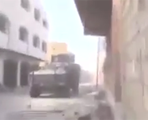 بالفيديو: مراسل التلفزيون السعودي ينجو بأعجوبة من قذيفة حوثية